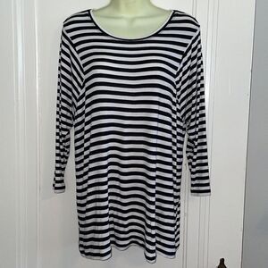 CAbi black & white rayon/spandex knit scoop‎ neck top with 3/4 sleeves